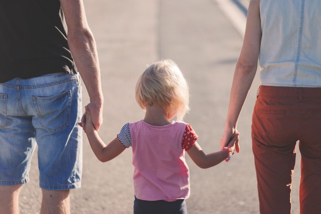 子育て支援員と保育士の違いを知るためのポイントは？