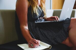 未経験から保育士の仕事を始めるためのステップは？