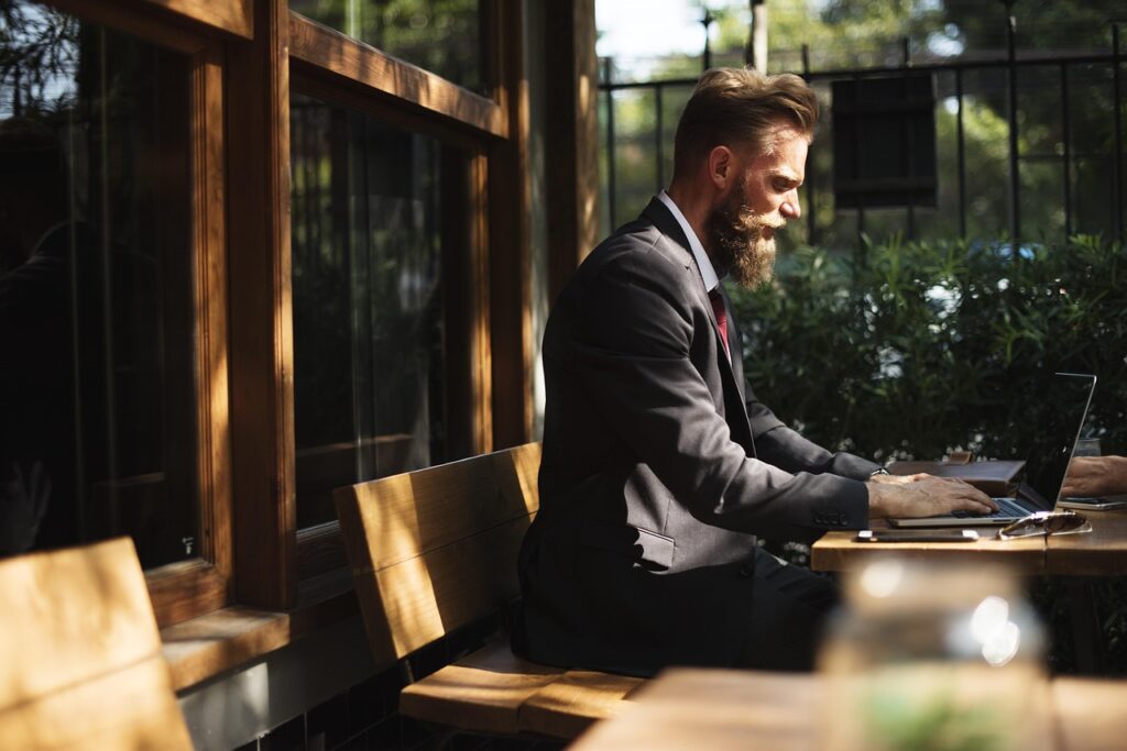 社会人が保育士になるには必要な費用と期間は？